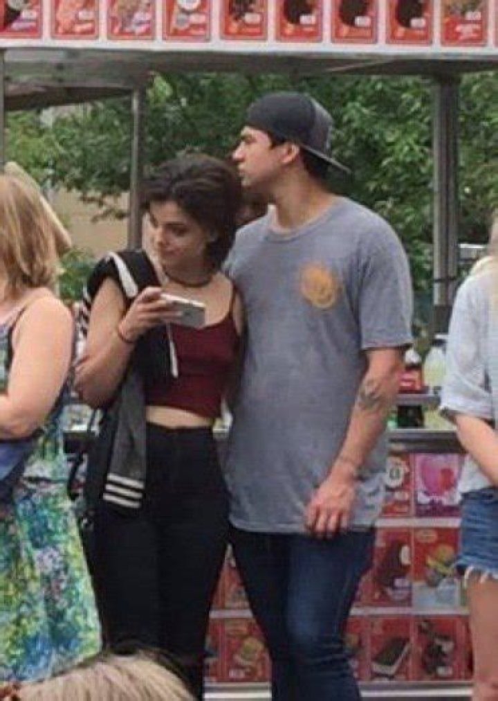 Calum Hood bio: age, height, sister, girlfriend, net worth, tattoos