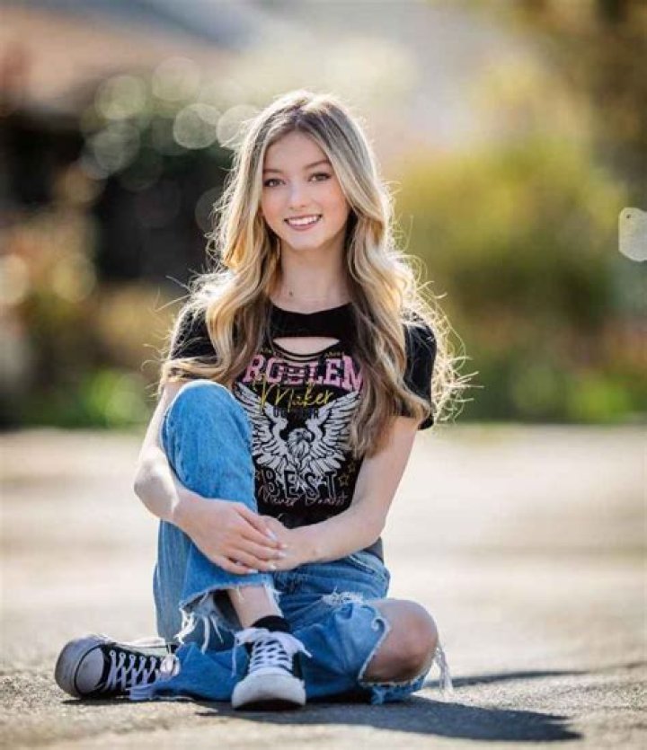 Emily Dobson Age, Height, Boyfriend, Net Worth, Sibling