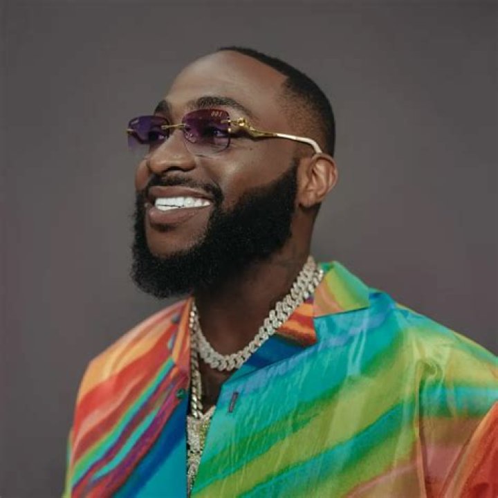 Fans Pray To Be Close to Davido As Singer Reveals Intention to One Day Credit All His Friends $1 Million Each