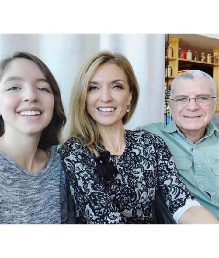 Jennifer Coffey QVC, Bio, Wiki, Age, Height, Husband, Daughter, Salary, and Net Worth