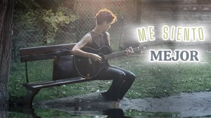 Lyrics & Translations of Me Siento by Junior H