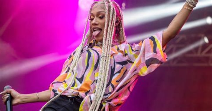 Lyrics & Translations of Whole Lotta Money by Bia
