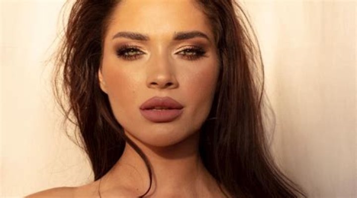 Make She No Blind: Lady with Red Eyes Due to Extra-Long Artificial Eyelashes Trends Online