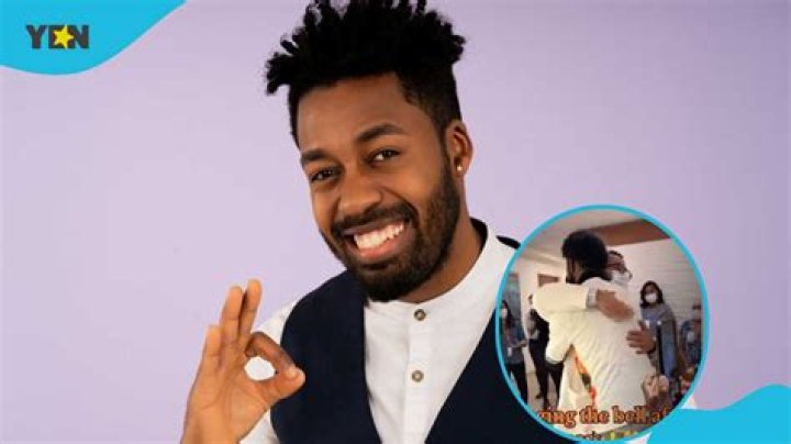 Man Breaks Down in Tears as He Rings Bell in Triumph over Cancer, Video Moves Netizens