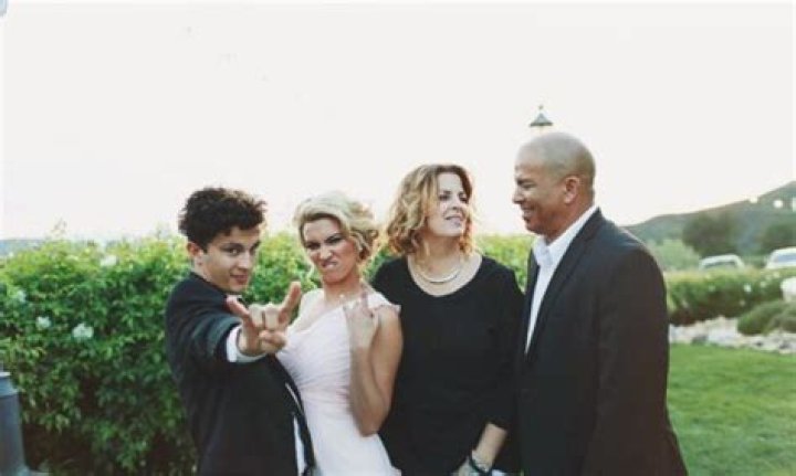 Meet Allwyn Kelly And Laura Kelly ·