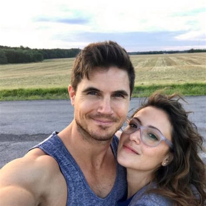 Robbie Amell – Biography, Facts & Life Story