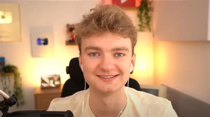Tommyinnit YouTuber, Bio, Wiki, Age, Height, Dating, Merch, Twitch, and Net Worth
