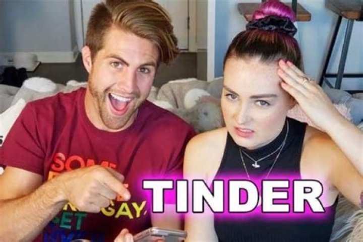 
Who Is YouTuber Molly Burke’s Boyfriend? Or Is She Single?

